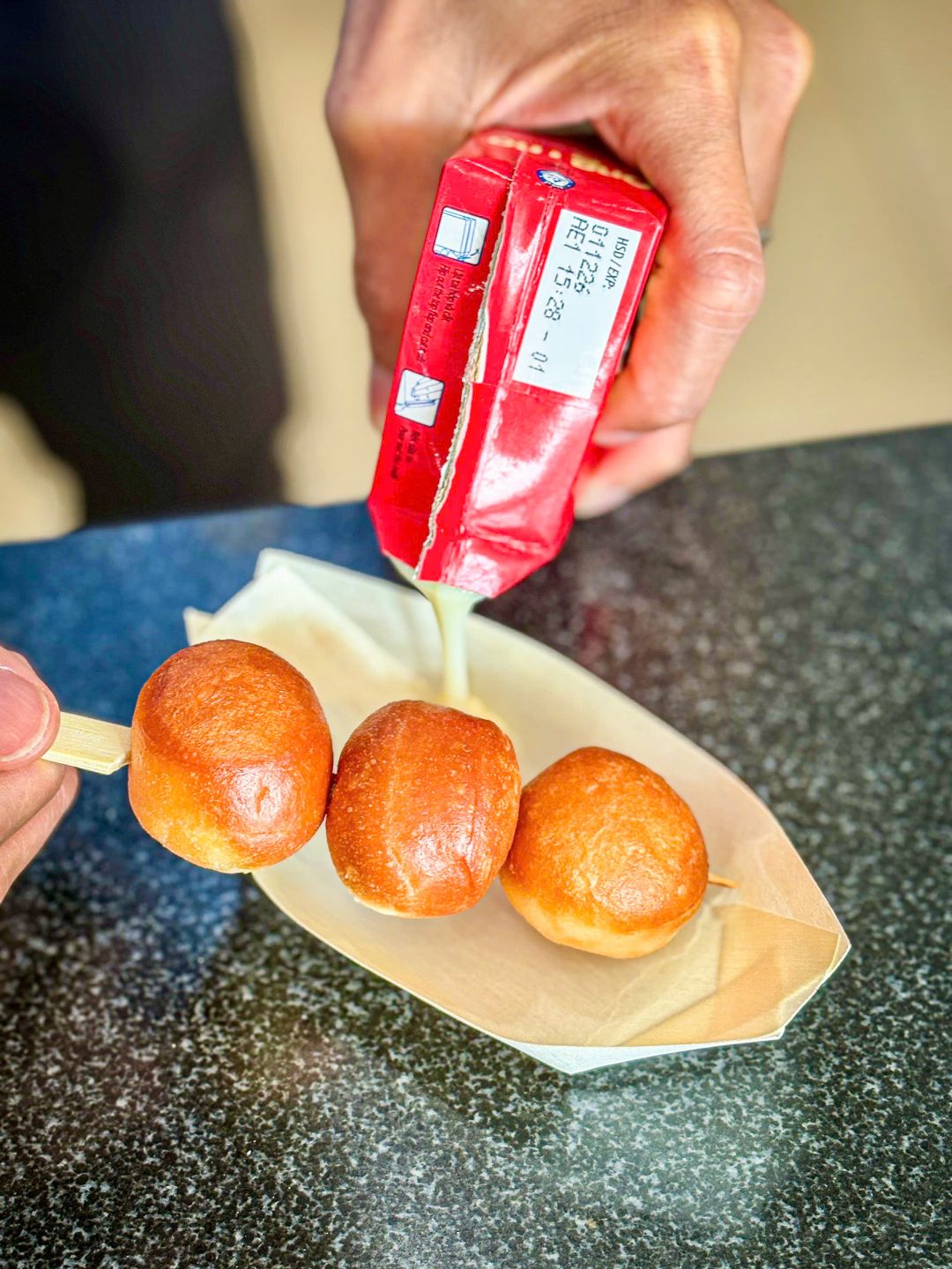 Làm bánh donut chiên