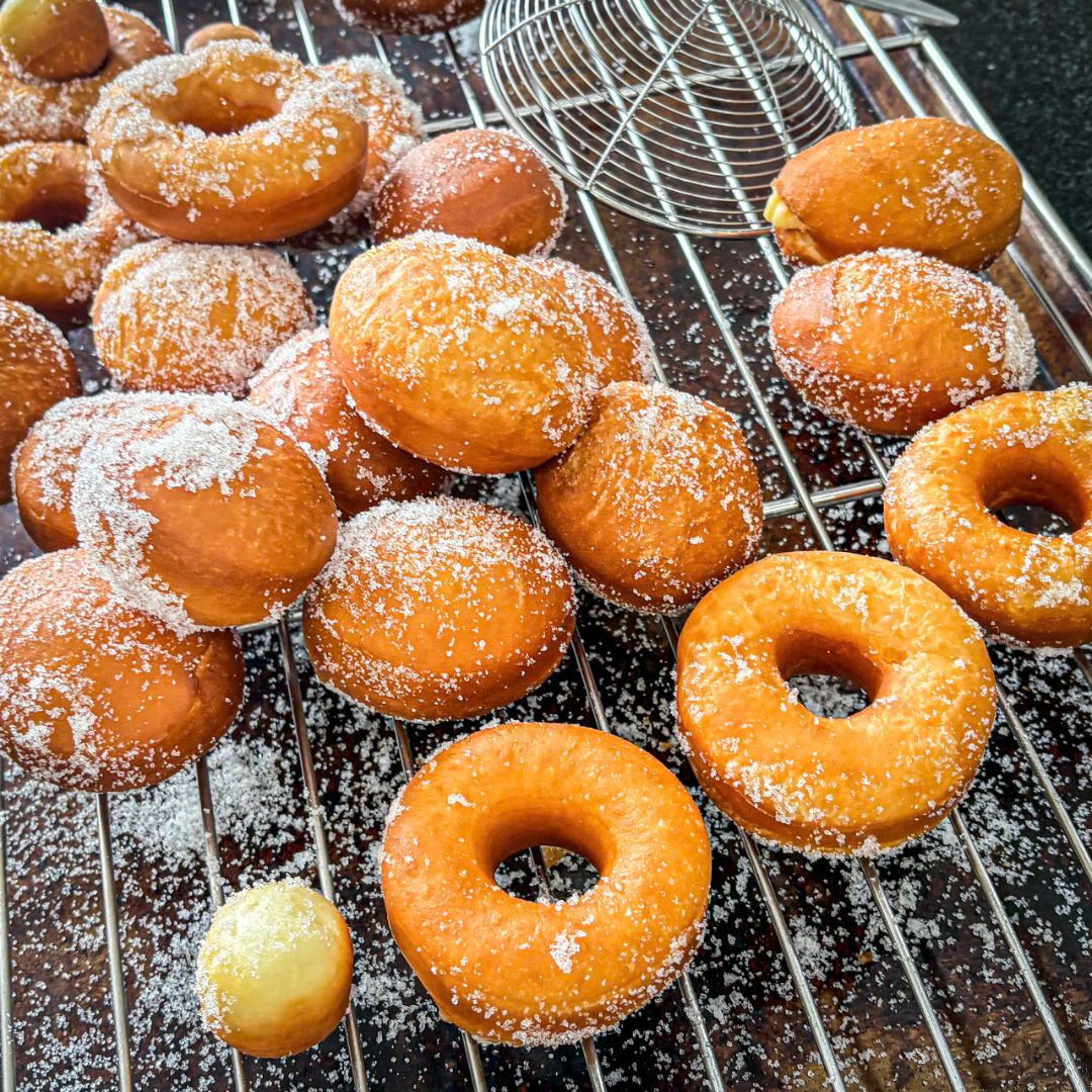 Làm bánh donut chiên
